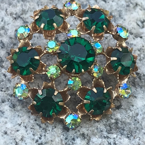 Elegant Emerald Green and Aurora Borealis Crystal Gold tone Brooch - Picture 2 of 3